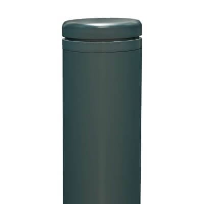 Nahaufnahme eines City-Pollers LEIPZIG, zylindrisch, dunkelgrünes Metall, abgerundete Oberseite, Stadtmobiliar Deutschland.