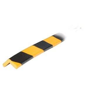 Eckschutzprofil Typ E aus Schaumstoff, schwarz-gelb gestreift, ideal als Kantenschutz oder Wandschutz für Ecken.
