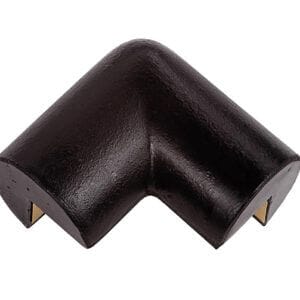 Dunkelbraune L-förmige Schutzecke aus Kunststoff mit zwei goldfarbenen Metallstiften, vor weißem Hintergrund.