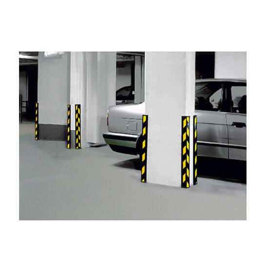 Silbernes Auto in Garage parkt neben Säulen mit gelb-schwarzen Kantenschutzwinkeln und Warnschutz für Ecken und Kanten.