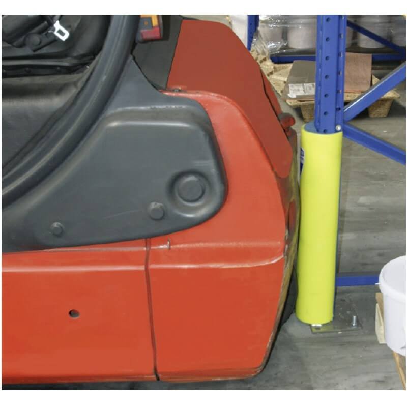 Ein roter Gabelstapler steht neben einem blauen Metallregal mit gelbem Regalstützenschutz an der Ecke.