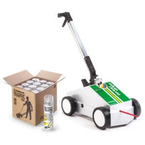 Linienmarkiergerät mit langem Griff und vier Rädern steht neben Karton mit Sprühdosen Straßenmarkierungsfarbe, eine Dose davor.