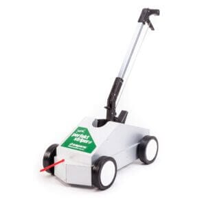 Bodenmarkiergerät silber-grün mit Rollen und langem schwarzem Griff, ideal für Linien auf Rasen oder Sportplatz markieren.