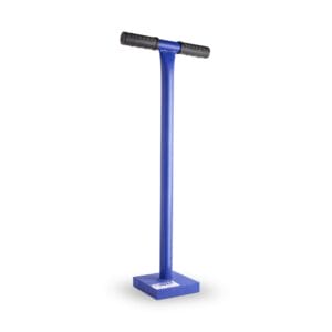 Blauer Traffic Asphalt Stampfer aus Metall, T-förmig, schwarze Gummigriffe, steht auf rechteckiger Basis, Balance Trainer.