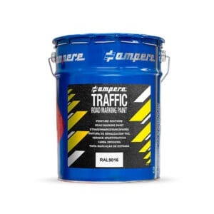 Blaue Metall-Dose Straßenmarkierungsfarbe, schwarz-gelbes Etikett, Aufschrift RAL9016 vorne sichtbar.