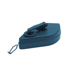 Schwarze Schlagschnur mit Kurbelgriff und Metallhaken, Chalk Line Reel auf weißem Hintergrund, Werkzeug für Markierungen.