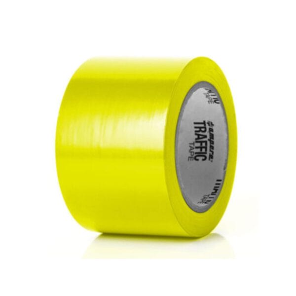 Leuchtend gelbe Klebebandrolle, aufrecht stehend, mit Aufschrift "TRAFFIC TAPE" im Kern, vor weißem Hintergrund.