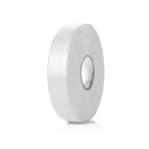 Große weiße Klebebandrolle mit mittigem Pappkern, stehend auf weißem Hintergrund. Isolierte Ansicht, Verpackung Klebeband.