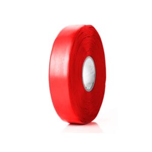 Eine Rolle Traffic Tape Strong mit rotem Klebeband und weißem Kern steht aufrecht vor weißem Hintergrund.