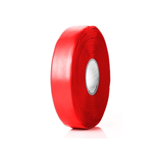 Eine Rolle Traffic Tape Strong mit rotem Klebeband und weißem Kern steht aufrecht vor weißem Hintergrund.