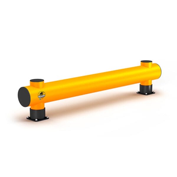 Gelbe Stahl-Rammschutzbarriere mit schwarzen Endkappen und Bodenplatten für Aufprallschutz, Bodenmontage, Lager-Sicherheit.