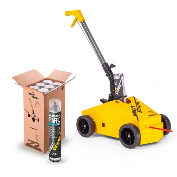 Verkehrslinienmarkierer mit Griff, offene Schachtel Spraydosen, einzelne gelbe Sprühdose davor, Bodenmarkierungsgerät.