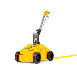 Bodenmarkiergerät Smart Striper mit vier Rädern und langem Griff für exakte gelbe Linien auf Asphalt, Beton und Böden.