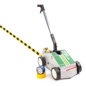 Bodenmarkierungsgerät mit vier Rädern, langem Griff, blauen und gelben Klebebandrollen, schwarz-gelber Markierungslinie.