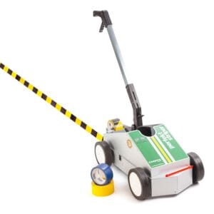 Traffic Tape Striper mit langem Griff, zwei Farbrollen (gelb, blau) daneben, unterstützt durch gelbe und schwarze Markierungen.