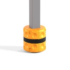 Gelber Säulenschutz Rack-Mammut Smart 150 mit Käsemuster, umhüllt Sockel einer senkrechten grauen Metallstütze.