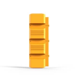 Gelber, rechteckiger Säulenschutz mit drei horizontalen Rillen und Bolzen, stehend auf weißem Hintergrund. Industriezubehör.