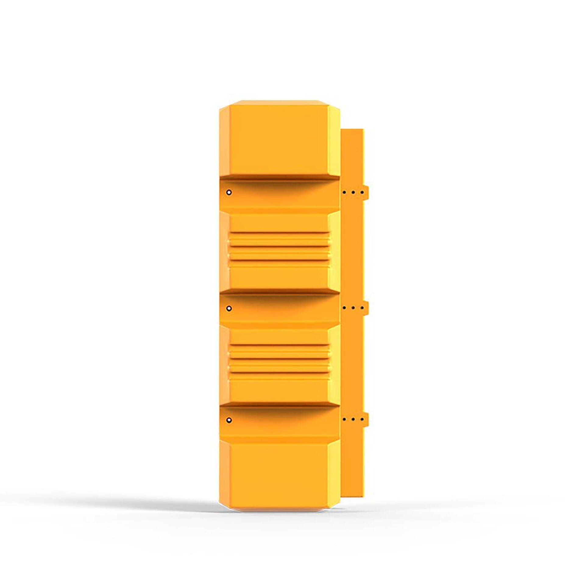 Gelber, rechteckiger Säulenschutz mit drei horizontalen Rillen und Bolzen, stehend auf weißem Hintergrund. Industriezubehör.