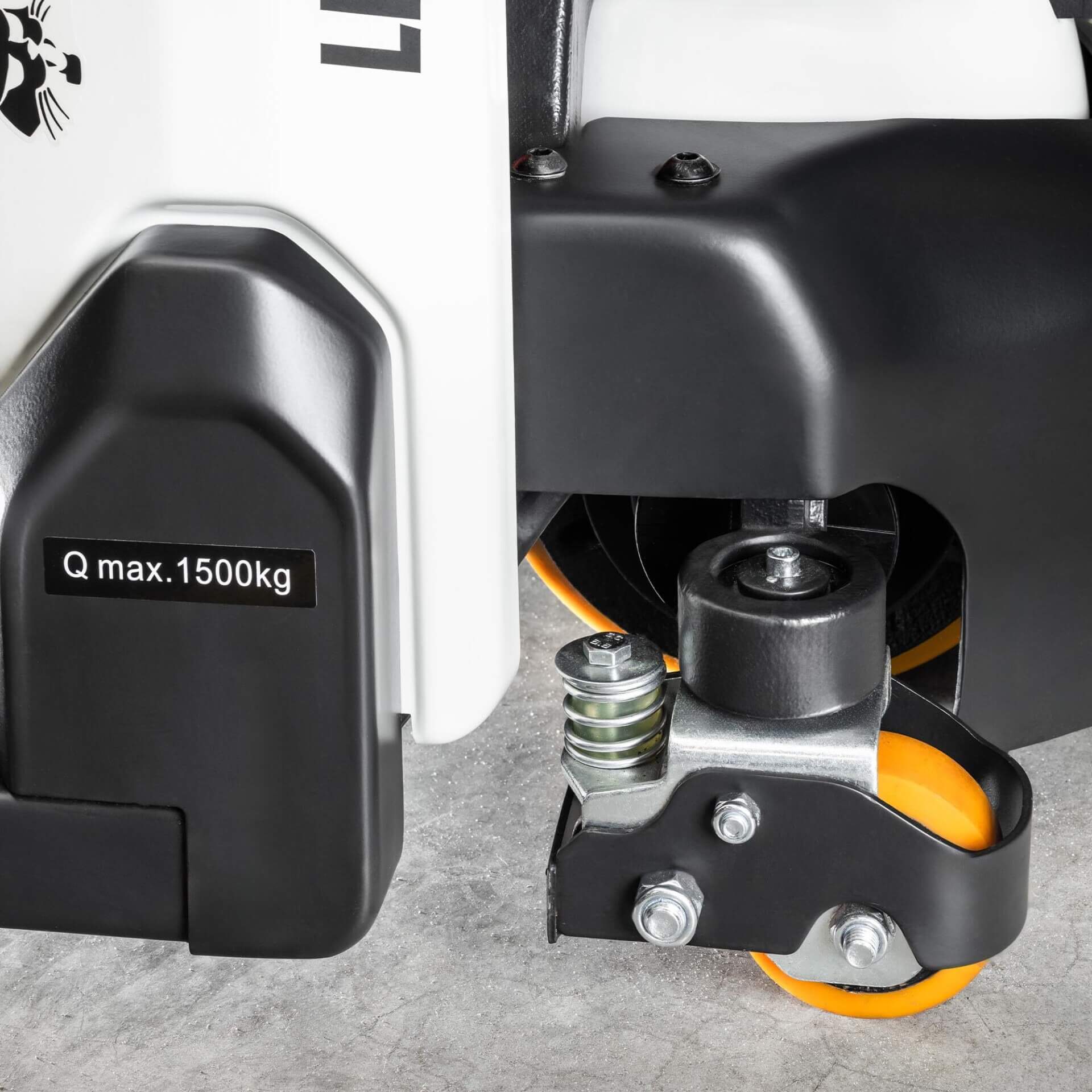 Detailaufnahme des Industriefahrwerksrads am Bobcat Elektrohubwagen LPM15N, orange Gummirand, 1500 kg Tragfähigkeitsschild.