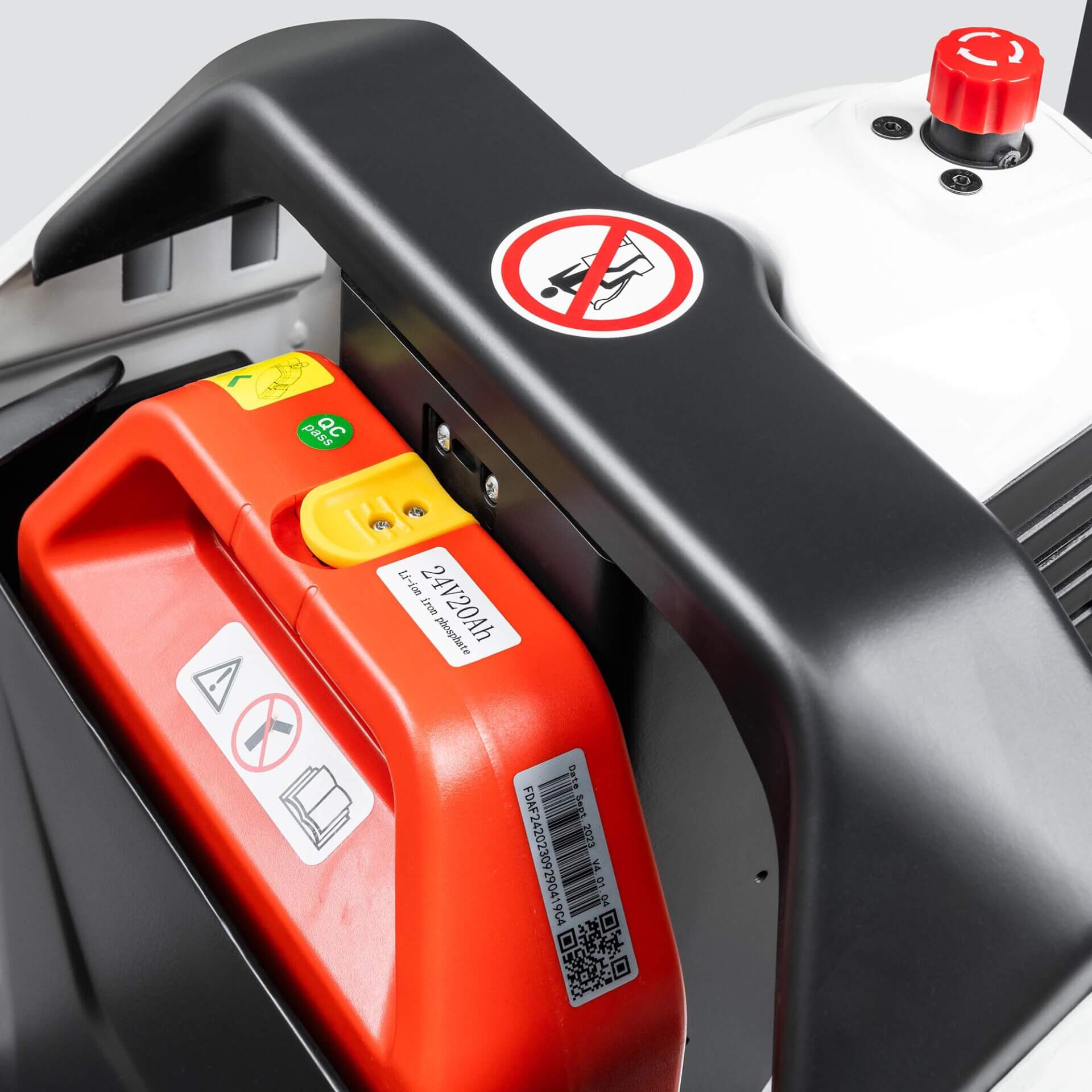 Nahaufnahme des roten und orangefarbenen Batteriefachs mit Warnhinweisen, Not-Aus-Taste, kein Tanken-Schild am Elektrohubwagen LPM15N.