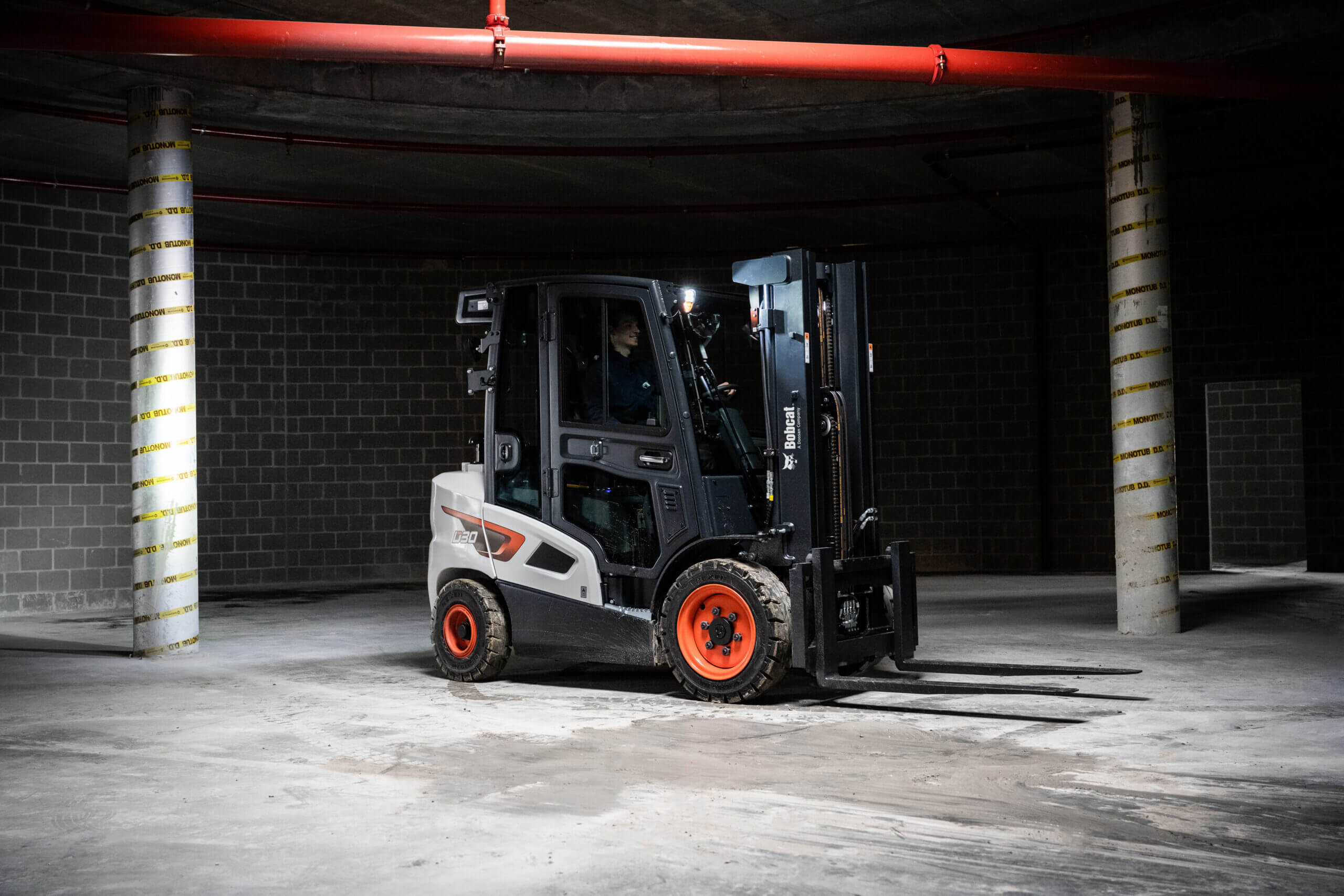 Bobcat 3 tonne Stapler im Spotlight. Industrieller Hintergrund.