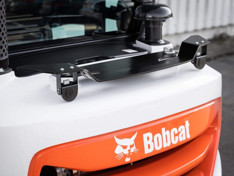 Bobcat Material Handling Logo mit stilisiertem Luchs-Kopf links neben weißer, fetter Schrift auf schwarzem Hintergrund.
