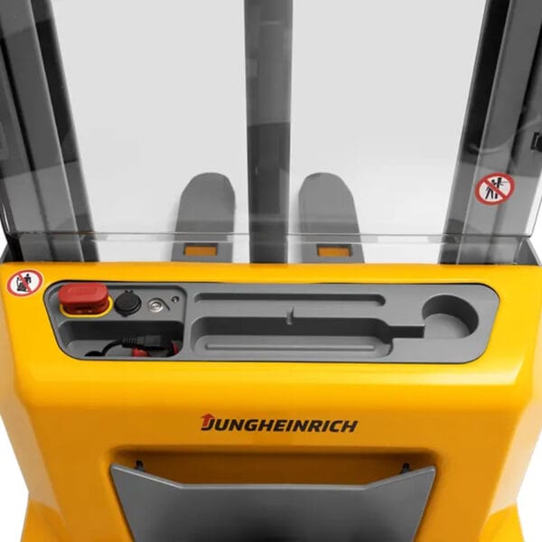 Detailansicht Bedienfeld Elektro-Deichselhochhubwagen AMC 12 (280ZT) mit Tasten, Schaltern und Warnaufklebern.