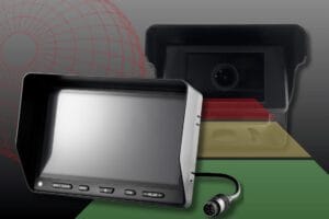 Monitor mit Bedientasten und Kabel vor Kameraobjektiv, auf Farbverlauf-Hintergrund mit geometrischen Formen und Drahtgitterkugel.