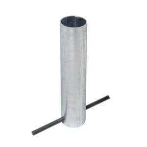Bodenhülse 76/330 mm aus Metall, zylindrisch, mit Querstrebe durch seitliches Loch im unteren Bereich der Hülse.
