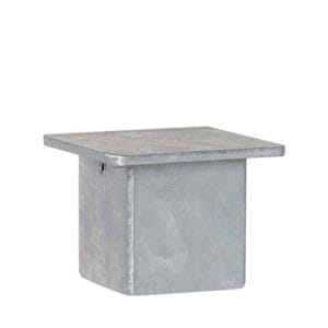 Graue quadratische Abdeckkappe aus Kunststoff, flacher Deckel und massiver Boden, für Bodenhülse 70, vor weißem Hintergrund.