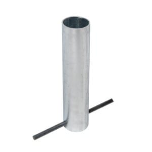 Zylindrische Bodenhülse 330 mm aus Metall für 90 mm Pfosten, Öffnung unten für Querstrebe, T-Form Montagesystem.