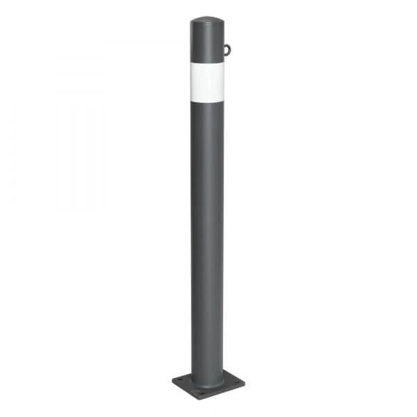 Schwarzer MORION Metall-Sperrpfosten 90 mm mit weißem Reflexstreifen oben, auf quadratischer Bodenplatte montiert.