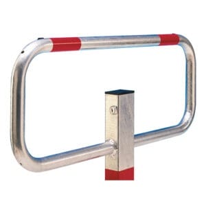 Metallischer Kipp-Pfosten, rechteckig mit abgerundeten Ecken, roter Reflexstreifen, Schlüsselloch, montiert auf Vierkantpfosten.