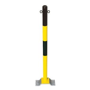 Gelb-schwarz gestreifter Metall-Poller mit zwei Seitenringen auf quadratischer Bodenplatte vor weißem Hintergrund.