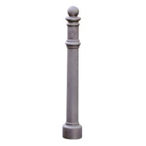 Grauer Betonpoller, Wappen-Poller, mit abgerundetem Kopf und Zierdetails oben, stehend auf neutralem Hintergrund.