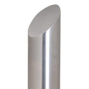 Der CITY-Poller BERLIN 45 ist ein zylindrischer Metallpfosten mit glatter, schräger Oberseite vor weißem Hintergrund.