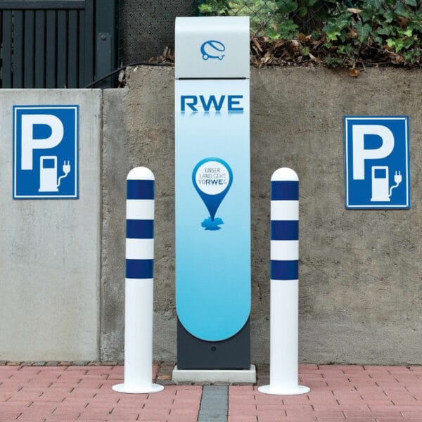 Ladestation für Elektroautos mit zwei CITY-Stahlschutzpollern, daneben Parkschilder für E-Auto-Ladestation sichtbar.