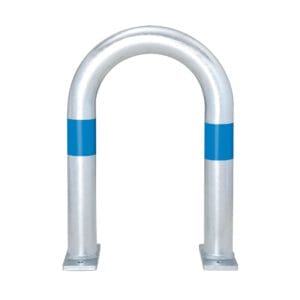 CITY-Schutzbügel KLEIN aus Metall, U-Form, zwei blaue Streifen am Bogen, auf ebener Fläche montierter Fahrradständer.