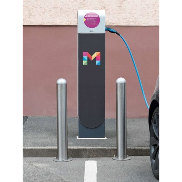 CITY-Schutzpoller Edelstahl vor E-Ladestation mit blauem Kabel, Parkplatz, daneben geparktes Auto, urbane Umgebung.