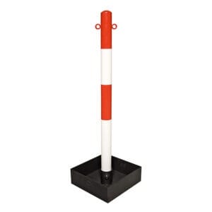 Rot-weiß gestreifter Leitpfosten mit zwei Seitenringen auf quadratischem schwarzen Sockel, Verkehrspfosten für Absicherung.