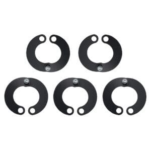 Fünf schwarze, runde Metall Halteschellen mit je zwei Löchern und einem Bolzen, geordnet auf weißem Hintergrund.