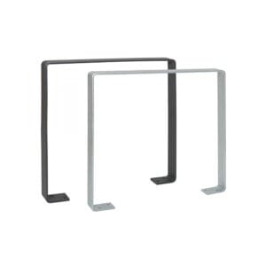 Fahrradanlehnbügel mit zwei rechteckigen Metallbeinen, eines schwarz, eines silber, beide mit Boden-Befestigungsplatten.