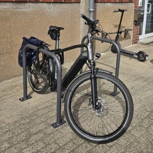 Fahrrad steht an CITY-Anlehnbügel SPRINT Fahrradständer aus Stahl, sicher befestigt am Metall-Fahrradparker.