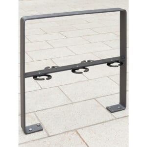 CITY Anlehnbügel GILA aus Metall, Fahrradständer mit 3 Einstellplätzen, sicher auf gepflastertem Boden montiert.