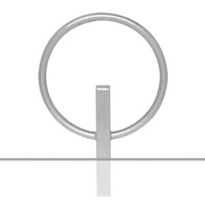 CITY-Anlehnbügel GIRO: Metallring an vertikaler Rechteck-Stange hinter Glasplatte, weißer Hintergrund, Fahrradständer Design.