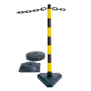 Kettenständer-SET mit schwarz-gelb gestreifter Absperrung, schwarzer Kette und zwei verschiedenen schwarzen Standfüßen.