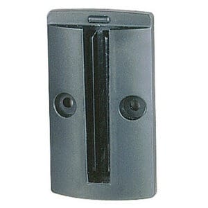 Nahaufnahme eines grauen Wandclip Halters aus Kunststoff mit zentralem Schlitz zur vertikalen Befestigung von Besenstielen.