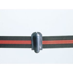 Schwarzer und roter Gurtverbinder mit mittlerer schwarzer Kunststoffschnalle, flach auf weißem Hintergrund fotografiert.