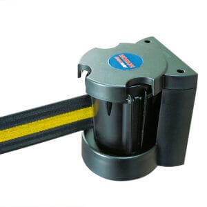 MORION Wandgurt: Schwarzer, wandmontierter Gurtabsperrer mit gelbem Streifen, Gurt ragt sichtbar aus dem Gehäuse.