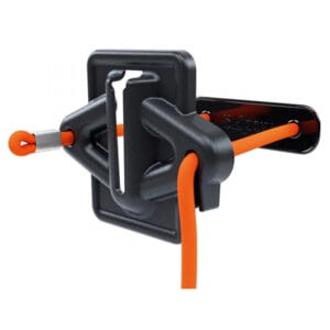 Kordelhalterung 600 mm mit schwarzem Kunststoffhaken, orangefarbenem Expanderseil mit Metallspitze an schwarzer Montageplatte.